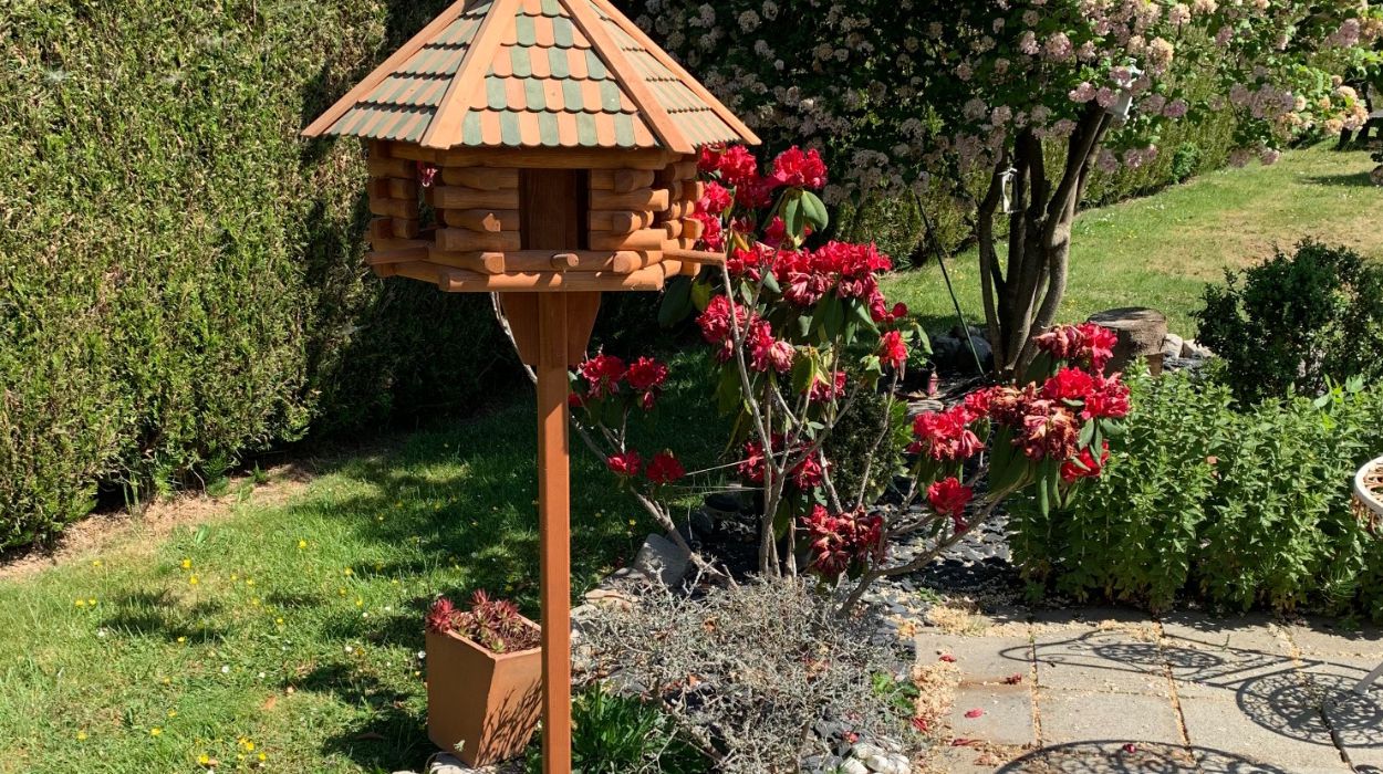 houten vogelvoederhuisjes op voet 